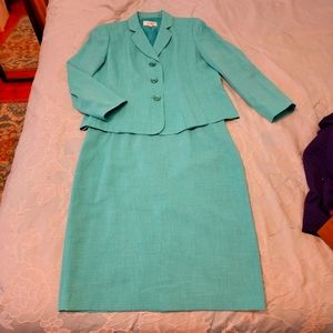 Women's size 18 Le Suit matching skirt and jacket set. Green. Very pretty